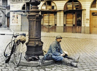 En soldat i Reims med sin cykel, Frankrike, 1 april 1917 (autokrom)